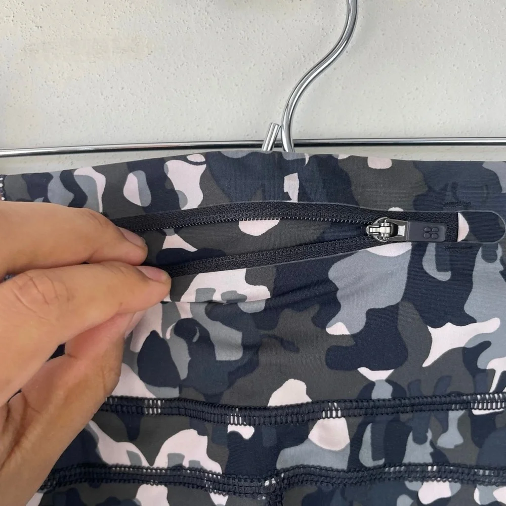 Sweaty Betty Zero Gravity Workout Legging in Green Elephant Camo‎ Print - Picture 11 of 12